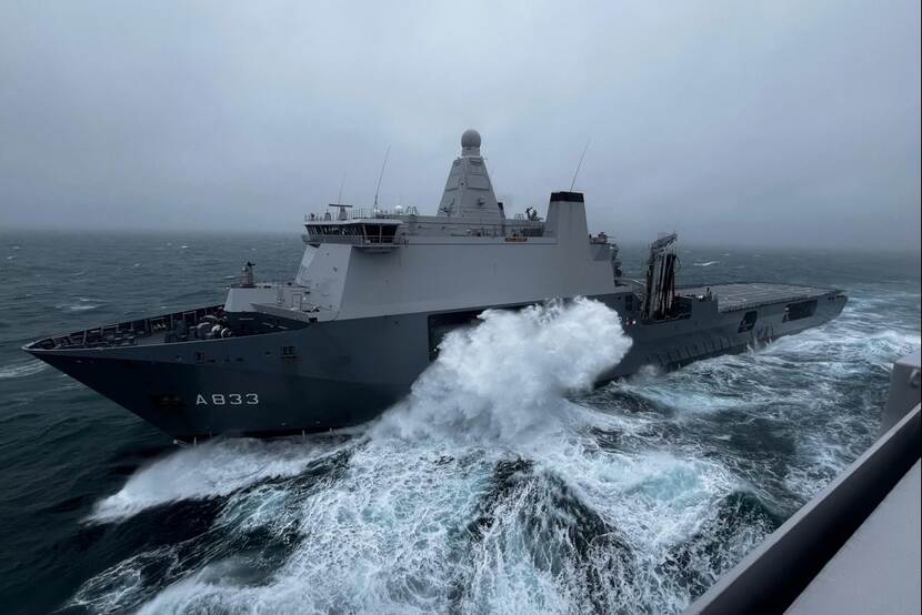 Een Nederlands marineschip op zee.