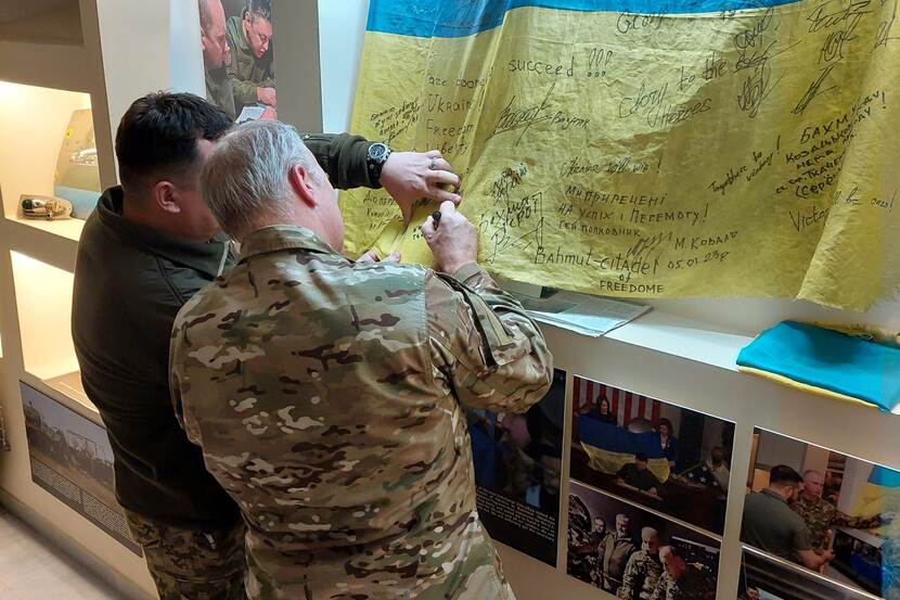 De generaal signeert een Oekraïense vlag.