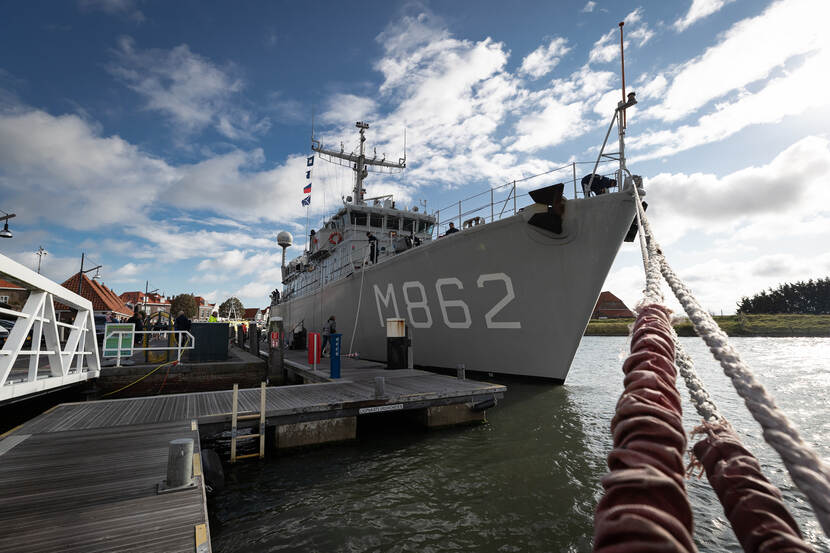 Zr.Ms. Zierikzee, aangemeerd in de haven.