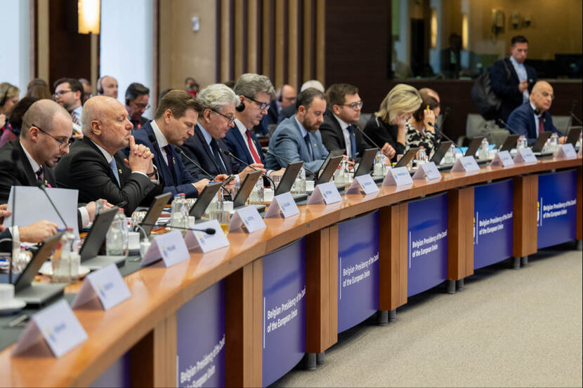 Ministers van Defensie in zaal tijdens Informale Raad Buitenlandse Zaken.