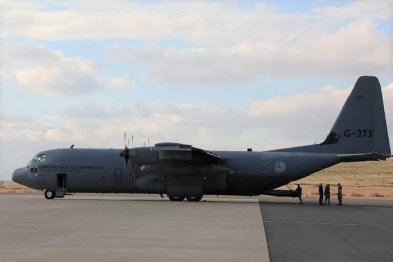 C-130 Hercules-transportvliegtuig voor vertrek op vliegveld in Jordanië.