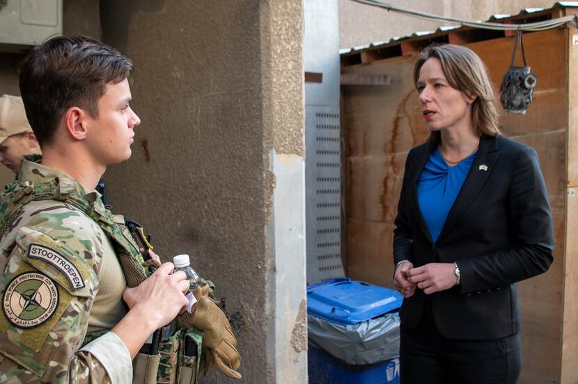 Minister van Buitenlandse Zaken Hanke Bruins Slot in gesprek met een militair.