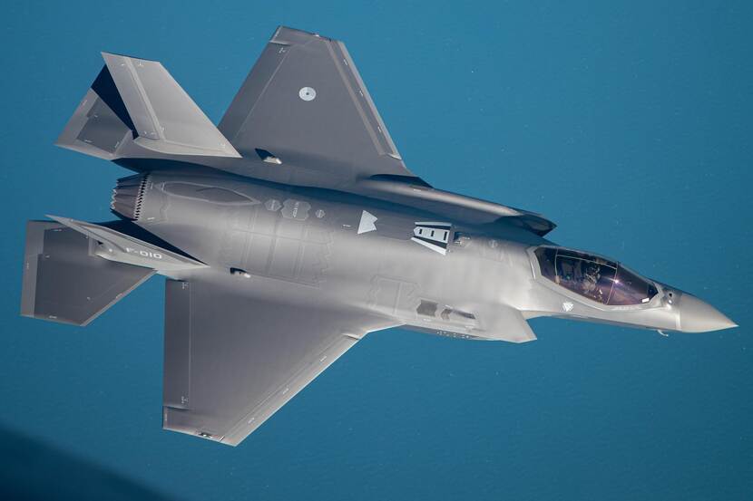 Een F-35 vliegt door de lucht, van bovenaf gefotografeerd