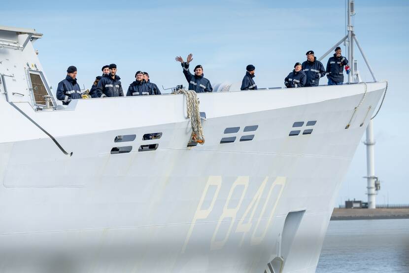 Vlootpersoneel op de Zr.Ms. Holland zwaait