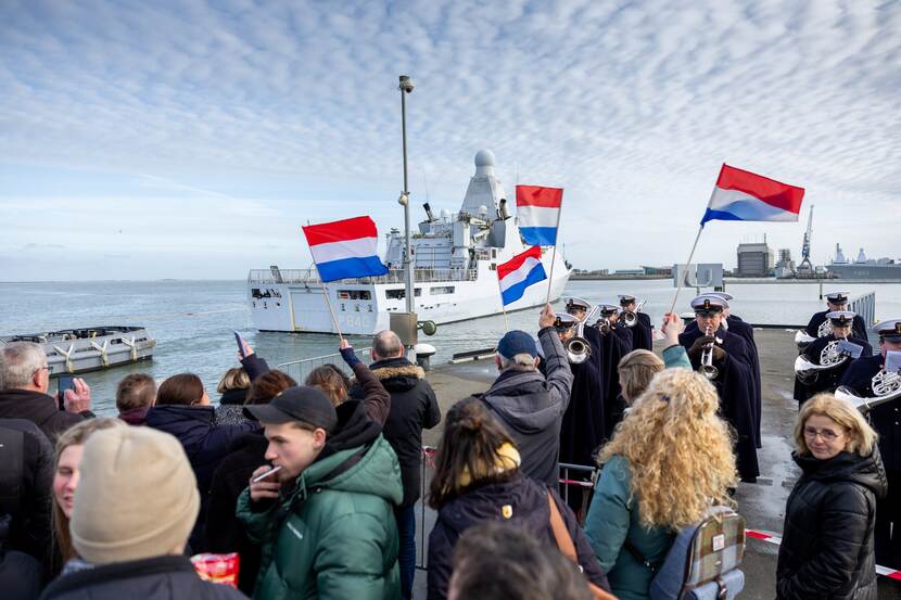 Terugkomst van een marineschip.