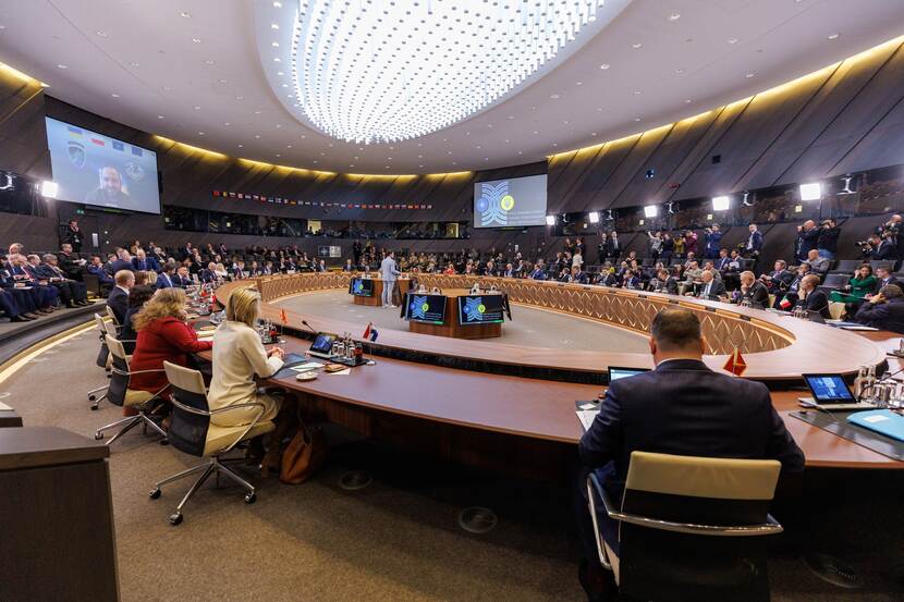 Ministers van Defensie tijdens een NAVO-vergadering.