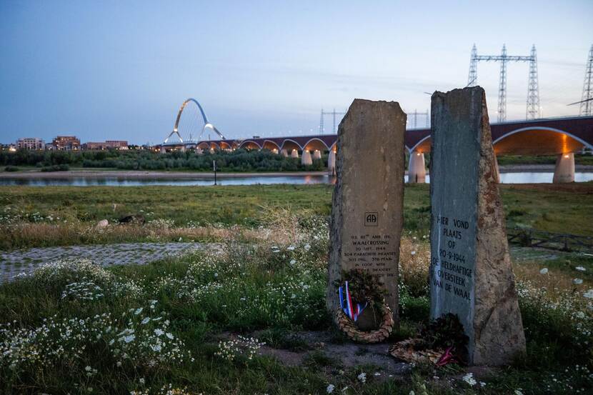 Twee stenen met teksten vormen samen het Waalcrossingmonument de Oversteek.