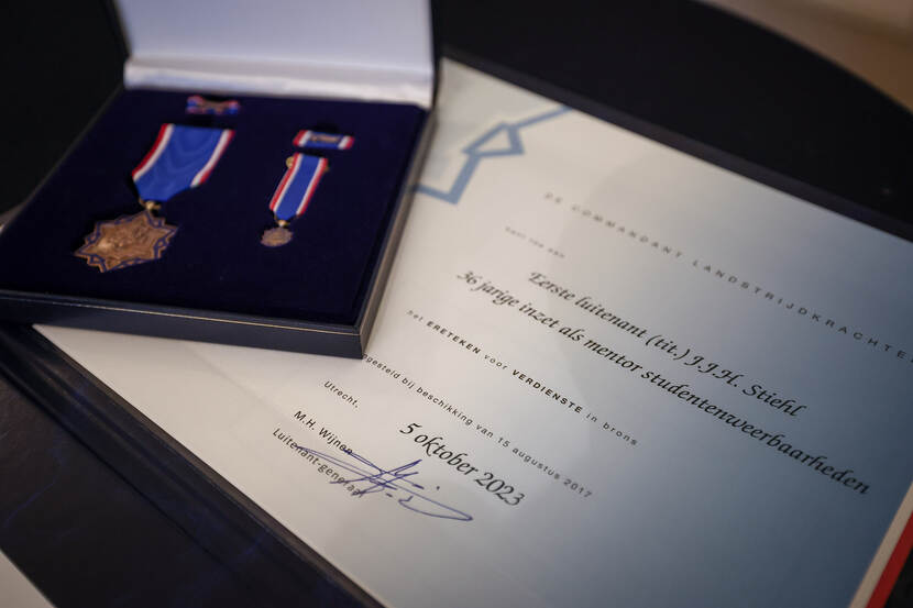 Het Ereteken voor Verdienste in brons en een certificaat.