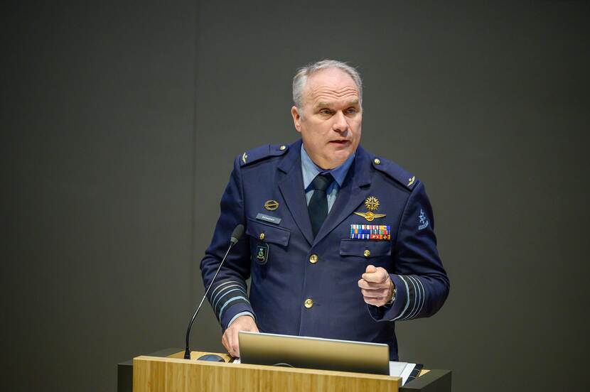 Commandant der Strijdkrachten generaal Onno Eichelsheim achter een spreekgestoelte.