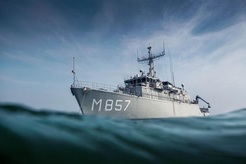 Marineschip Zr.Ms. Makkum op zee.