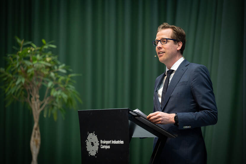 Staatssecretaris Christophe van der Maat spreekt voor publiek.