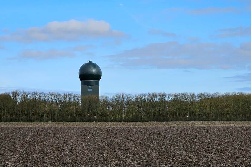 Het radarstation in Wier met koepel.