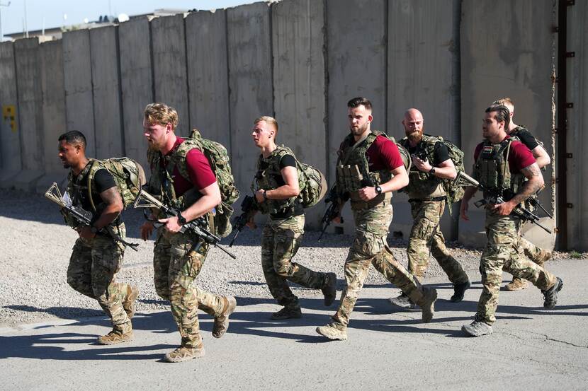 Groepje snel lopende militairen.