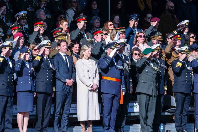 Hoogwaarigheidsbekleders tijdens een commando-overdracht.