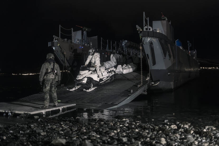 Mariniers tijdens een amfibische landing.