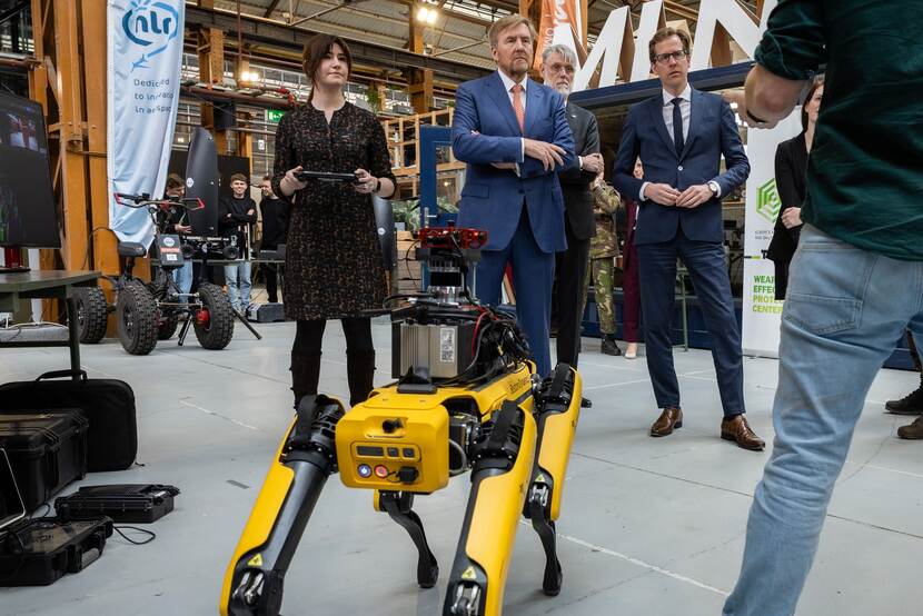 Koning krijgt uitleg over robotica.