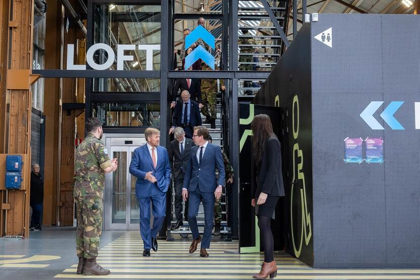 Koning en staatssecretaris verlaten gebouw.