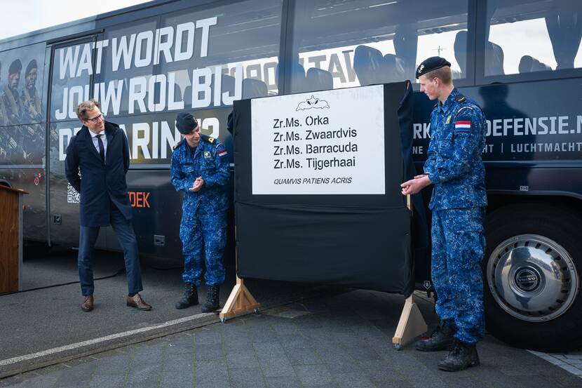 De staatssecretaris onthult de namen van nieuwe onderzeeboten.