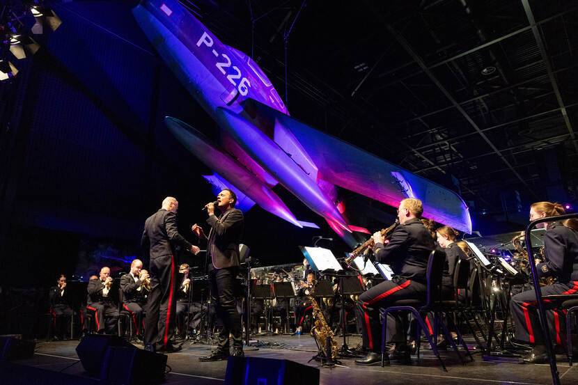 Zanger Simon Feenstra met militair orkest.