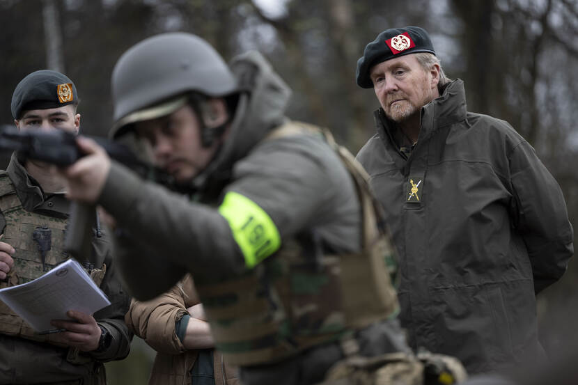 Koning Willem-Alexander kijkt toe bij een schietoefening van Oekraïense militairen.