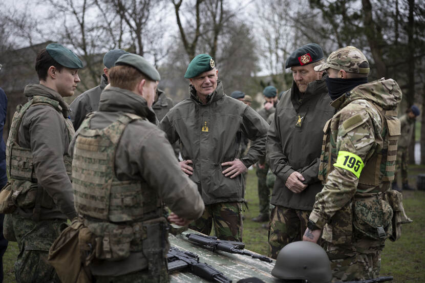 Willem-Alexander spreekt met instructeur en Oekraïense militairen