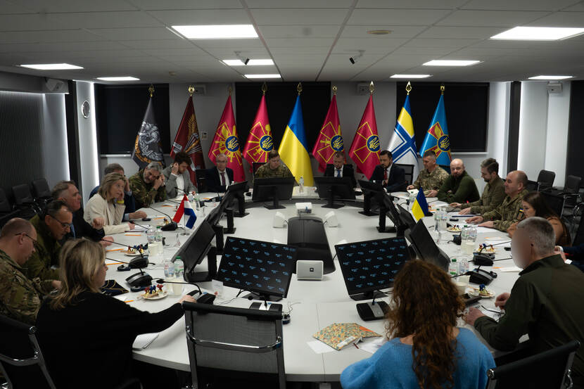 Minister Ollongren in Oekraine aan tafel tijdens een vergadering.