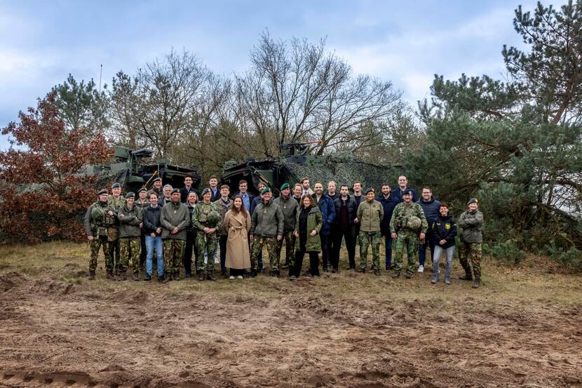 Groepsfoto van militairen en Kamerleden.