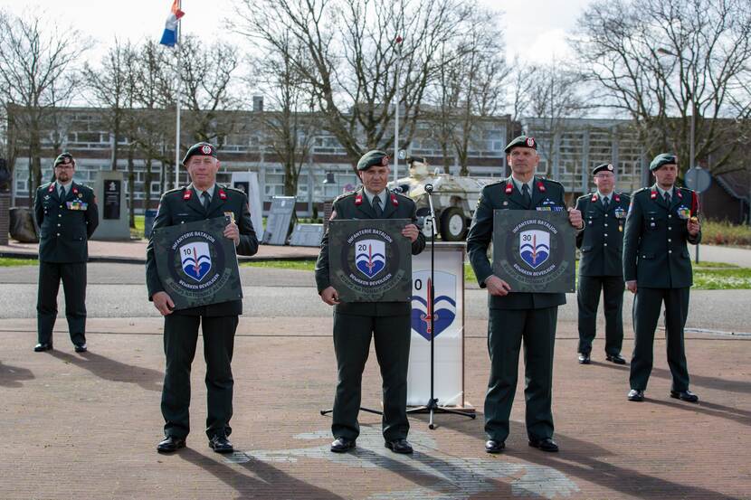 De 3 bataljonscommandanten van 10, 20 en 30 infanteriebataljon presenteren de nieuwe naam.