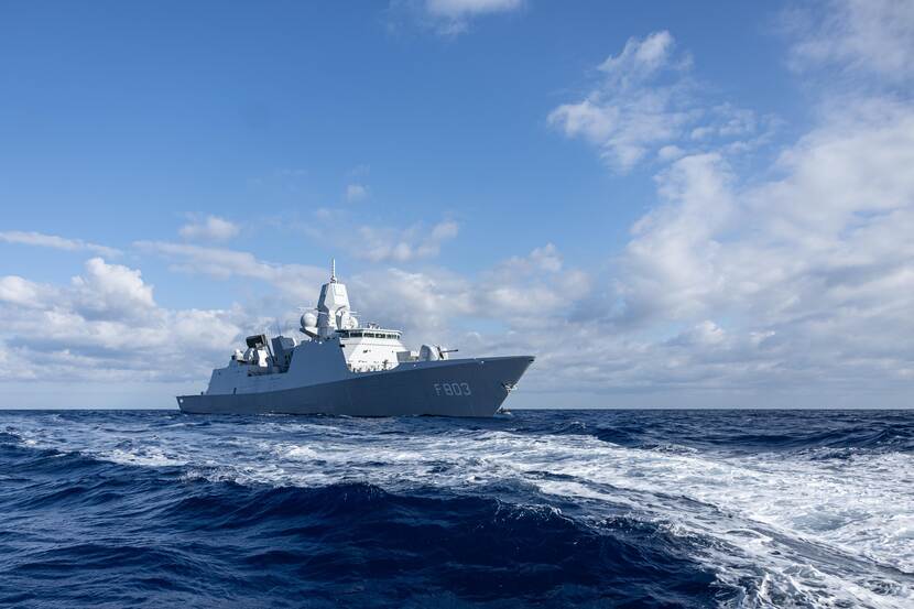 Zr.Ms. Tromp op zee.