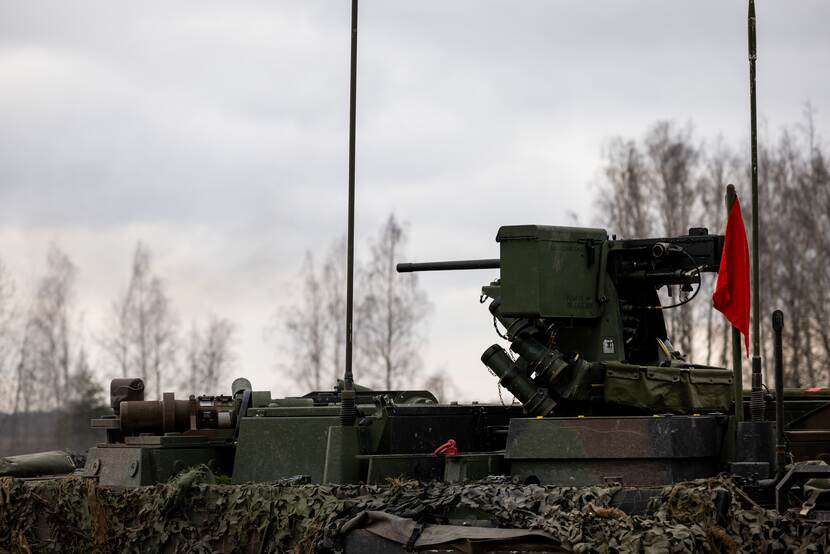 Wapen bovenop militair pantserwielvoertuig Boxer.