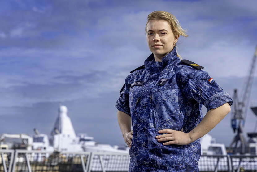 Een vrouwelijke militair poseert in het nieuwe tenue voor de marine.