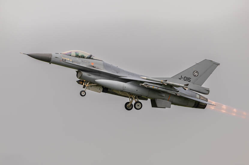 Een opstijgende F-16.