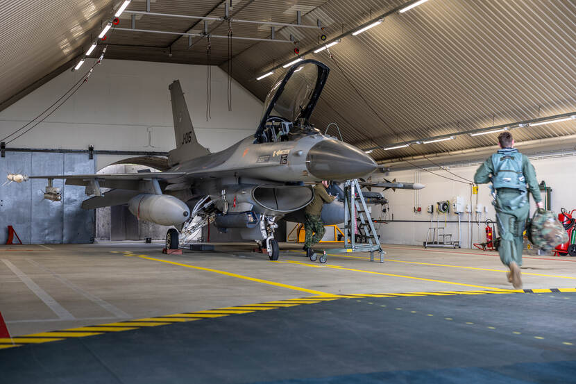Een F-16 in een hangar.