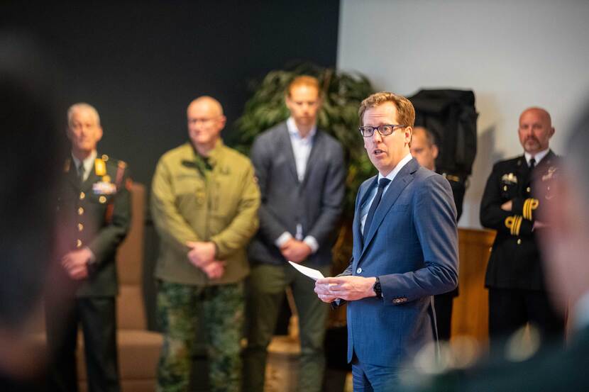 Staatssecretaris Christophe van der Maat spreekt bij de opening van het JKC, op de achtergrond staan militairen.