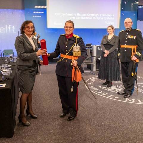 Ilse Verdiesen tijdens haar promotie bij de TU Delft.