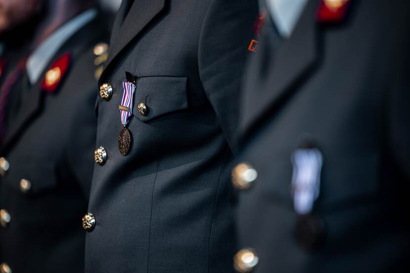 Een herinneringsmedaille op het uniform van een militair.