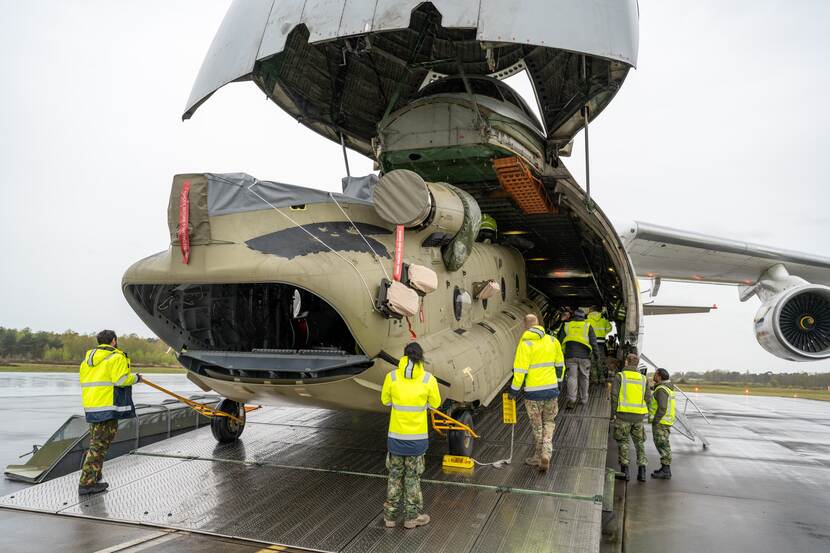 Chinook-helikopter wordt in Antonov geladen.