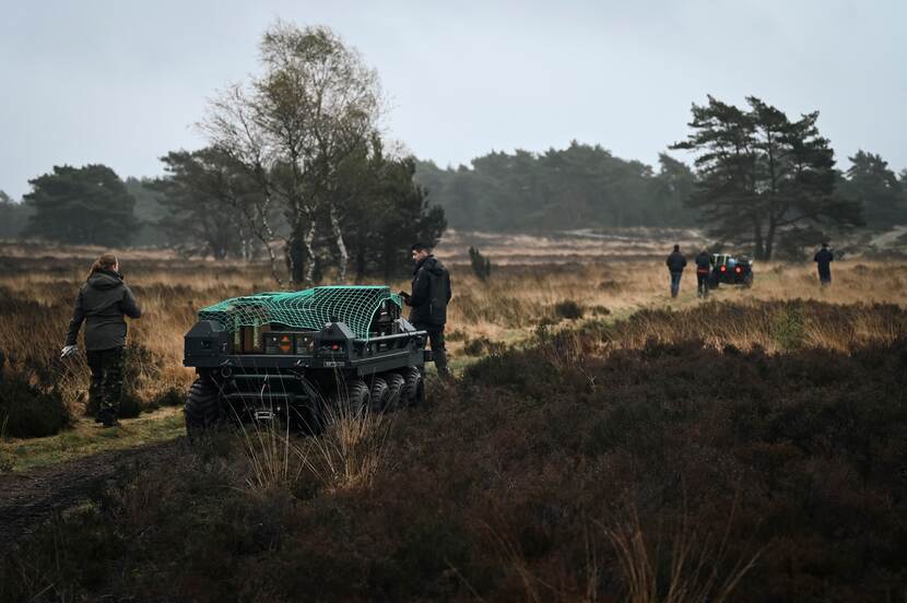 Zelfrijdende robot in bebost terrein.