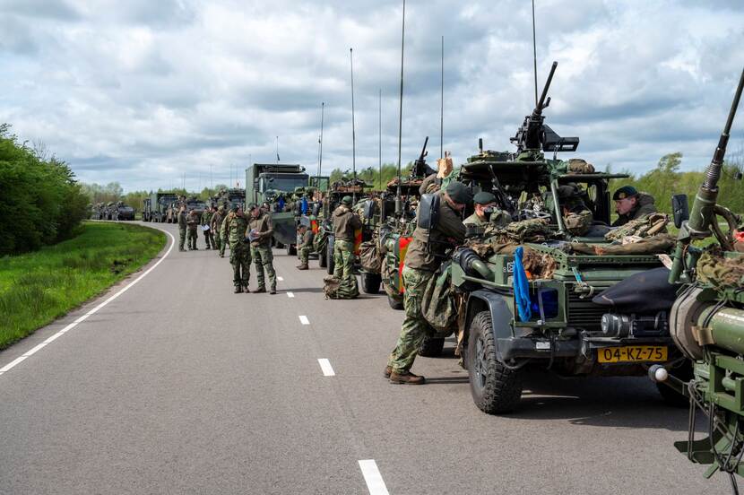 Militairen stappen uit hun voertuigen op weg naar Steadfast Defender.