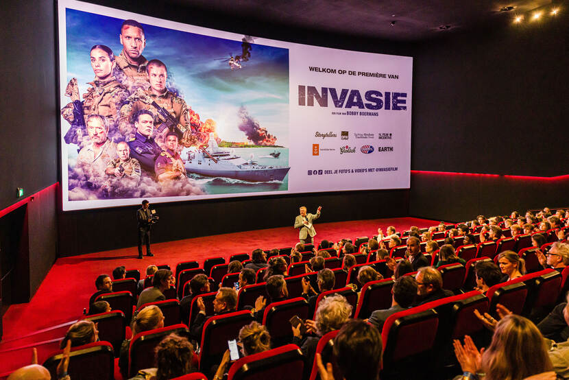 Invasie in première.