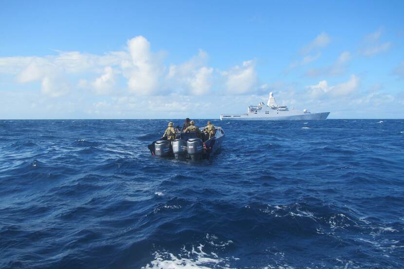 Een onderschepte snelle boot met Zr.Ms Groningen op de achtergrond.