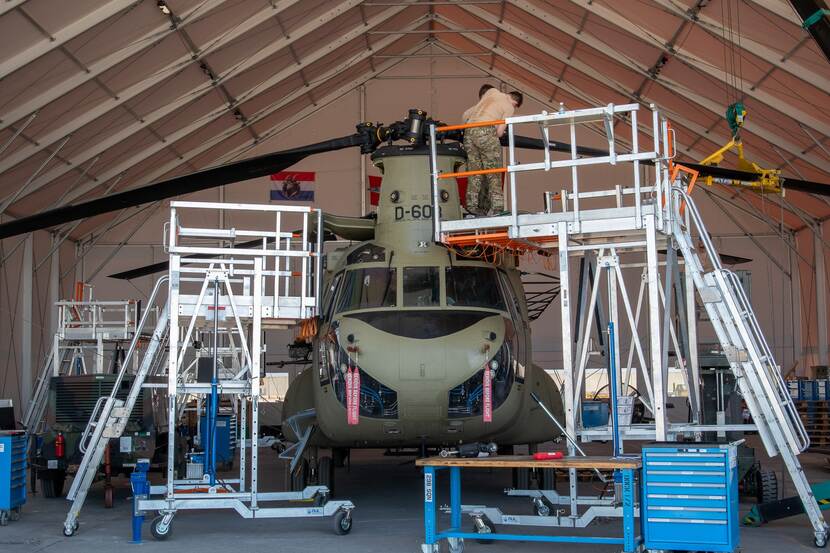 Chinook met rondom steigers.