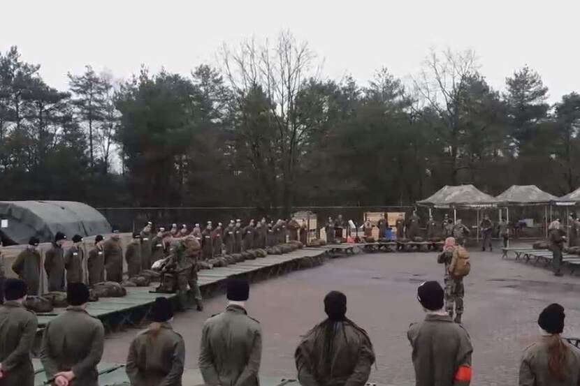 Jongeren tussen de tenten in het nieuwe kampement in Oirschot voor de MDT Missie