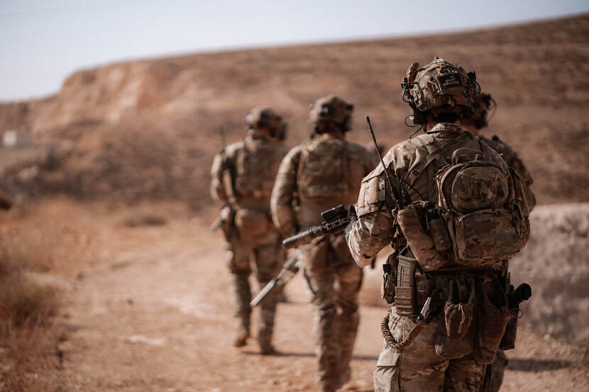 3 Commando's rennen achter elkaar aan in bergachtig gebied.