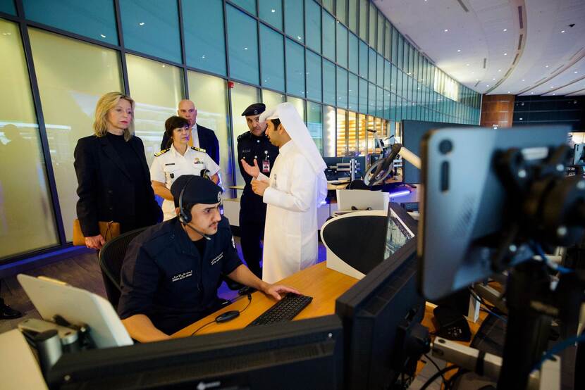 Minister Ollongren kijkt hoe medewerkers van de Al-Udeid luchtmachtbasis hun werk doen achter een computer