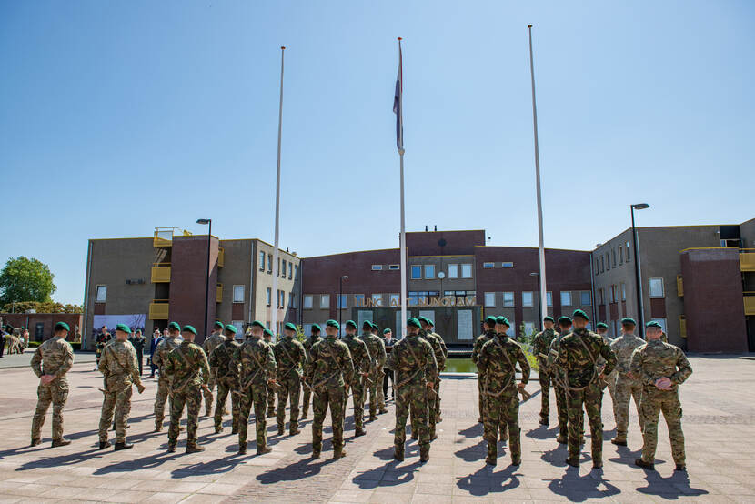 De commando's staan voor hun kazerne.