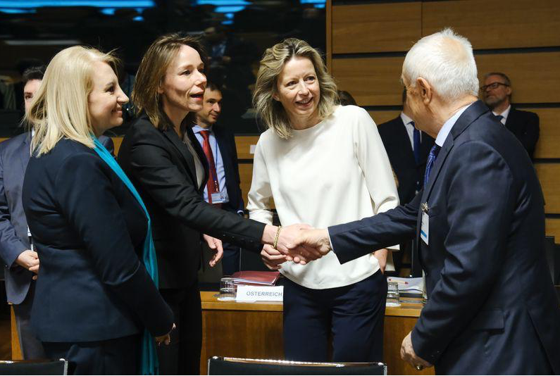 Ollongren schudt de handen van andere ministers op de Jumbo Raad