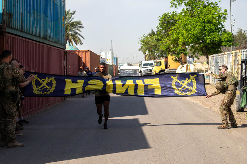 Militair vlak voor spandoek met Finish.