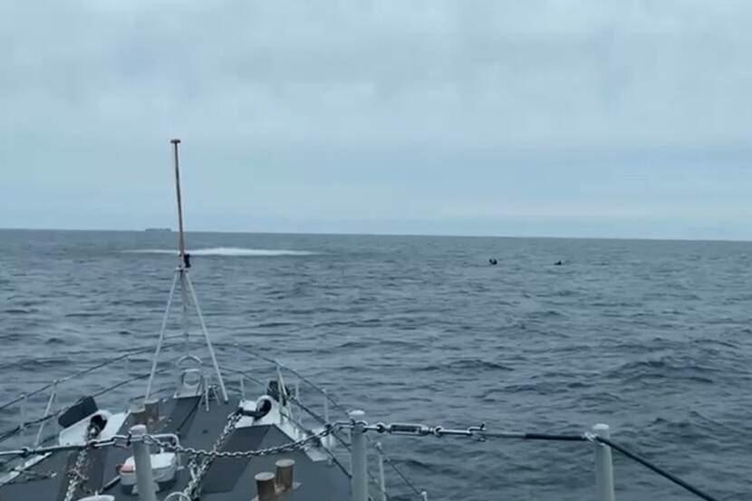 Voorzijde boot die op zee vaart.