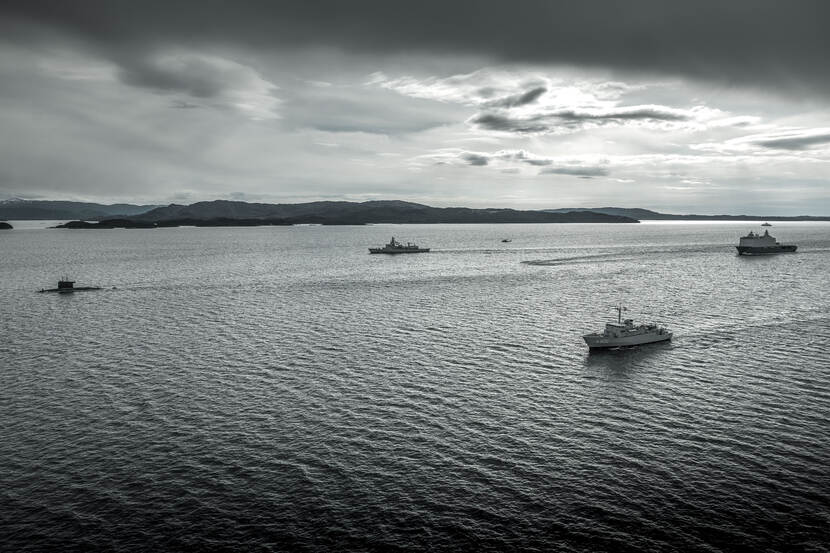 Marineschepen op zee.